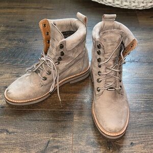 Like new Timberland boots